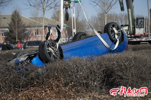 长春一新买宝马车飞出十多米 上了路边隔离带