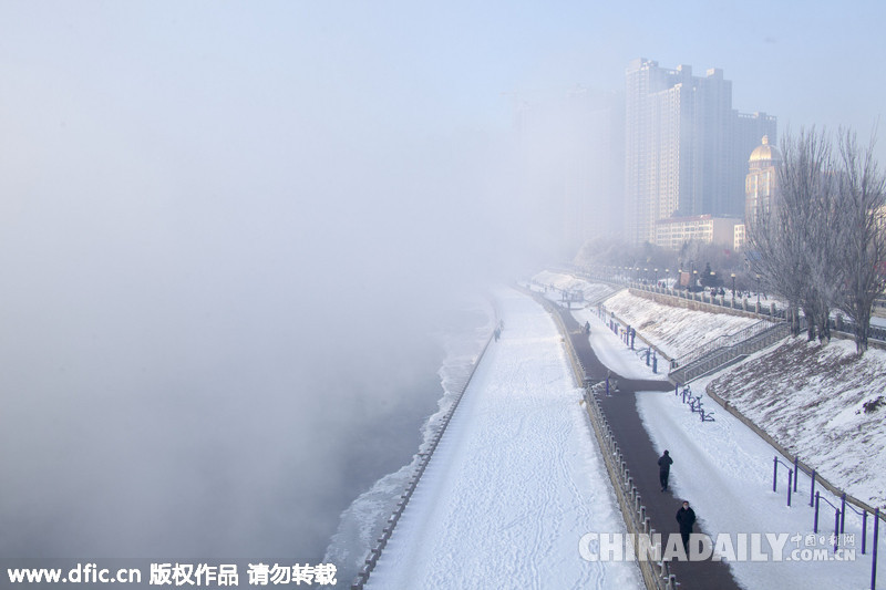 吉林市三月大雾弥漫 行人行走若隐若现