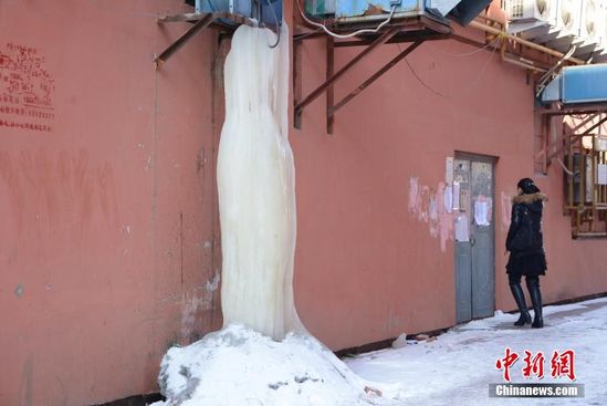 吉林一饭店烟囱漏水 冻出3米高巨型冰柱