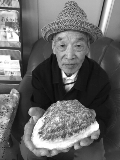 长春八旬老人垃圾箱内捡到7斤重的“五花肉”