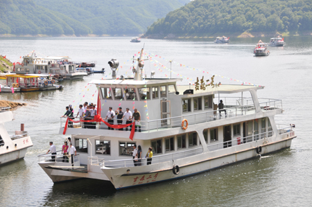 松江开辟新航线 水上直达长白山 <BR>——吉林森工开通长白山水上旅游航线