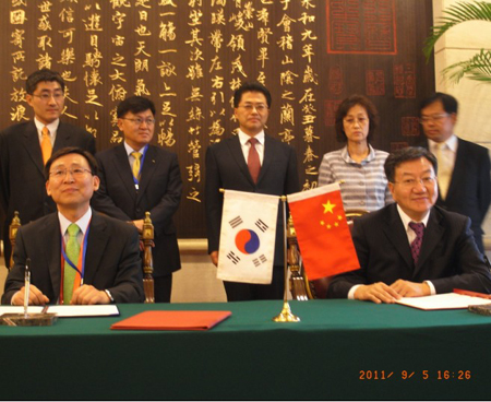 中韩两国政府签订在两江新区共建中韩产业园协议