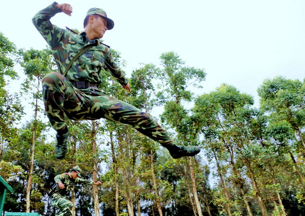 苦练精兵迎“八一”