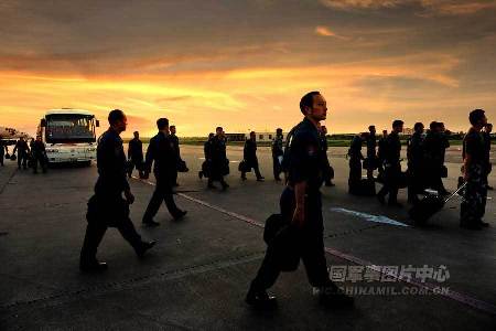 南空航空兵部队轰六机群挂实弹升空练远攻