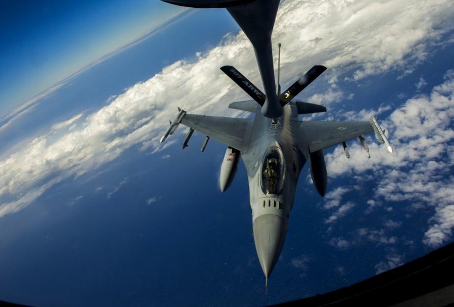 美空军F-15F-16战机群飞赴夏威夷参加环太军演