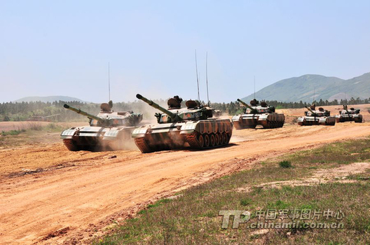南京军区某装甲团战术演练掠影