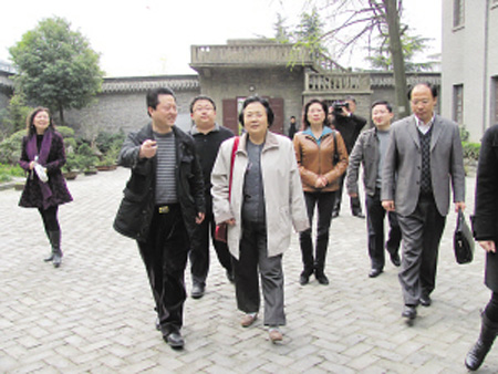 陈毅女儿丹阳寻访父亲足迹