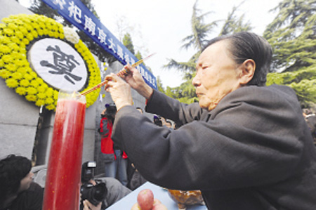 南京大屠杀幸存者、遇难者亲属昨祭奠遇难同胞