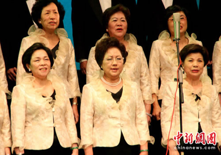 江丙坤夫人率合唱团扬州登台唱响“两岸情”
