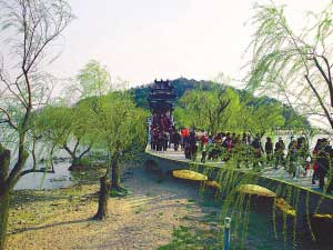 天气晴好景区游人尽情欣赏湖光山色