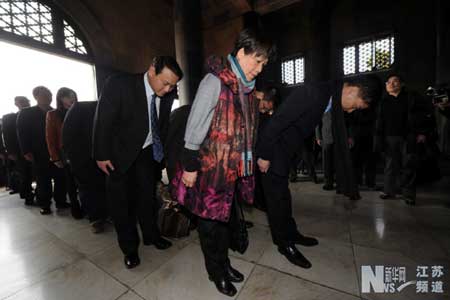 中国国民党青工总会参访团拜谒中山陵