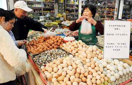 杭州:清明节前百家农贸市场微利卖鸡蛋