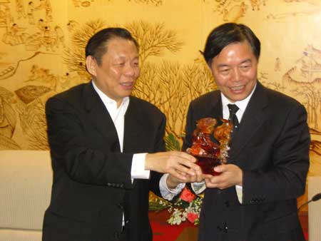 新加坡金鹰国际集团董事局主席陈江和一行访问南通