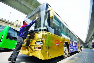 南京现“黄金公交车” 交管称太耀眼有隐患