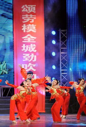 南京职工载歌载舞迎“五一”