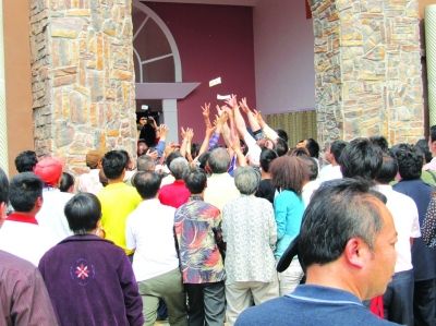 开发商请美女空中撒钱 300人哄抢致多人受伤