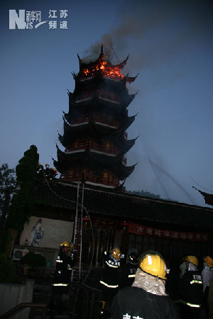 南京市鸡鸣寺药师塔发生火灾