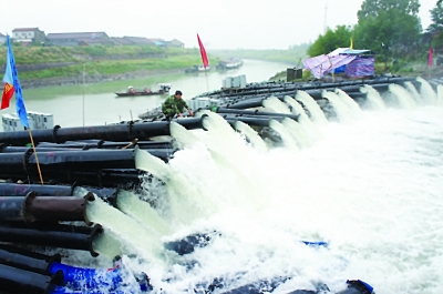 南京周边旱情严峻 水泵补水固城湖