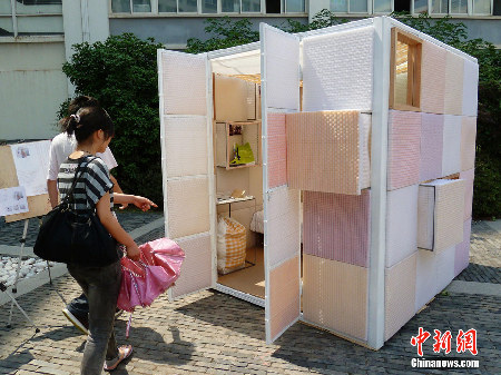 南京女大学生设计环保“便携式蜗居”