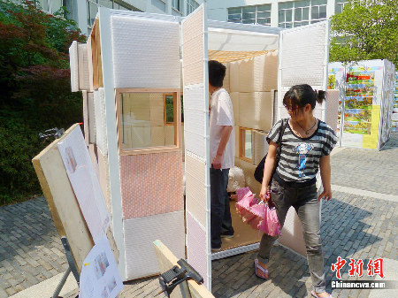 南京女大学生设计环保“便携式蜗居”