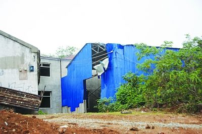 南京一社区租地给人盖违建 遭查处后仍未拆除