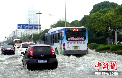 强降雨使扬州变“水城” 交通陷入瘫痪