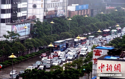 强降雨使扬州变“水城” 交通陷入瘫痪
