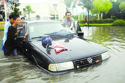 扬州看“海” 最强降雨来袭 扬州几成“淹城”