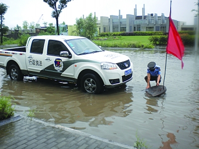 居民家中游来5斤重大鱼 南京江北这场大雨太意外了