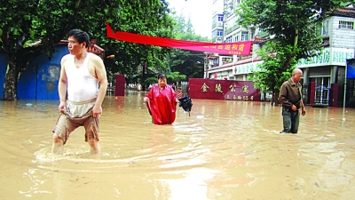 居民家中游来5斤重大鱼 南京江北这场大雨太意外了