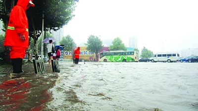 居民家中游来5斤重大鱼 南京江北这场大雨太意外了