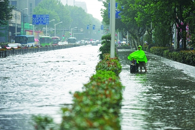南京城遭遇特大暴雨 市民调侃汽车变潜水艇