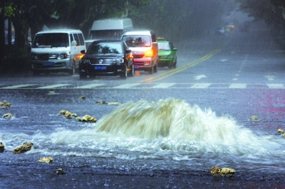 南京城遭遇特大暴雨 市民调侃汽车变潜水艇