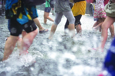 南京城遭遇特大暴雨 市民调侃汽车变潜水艇