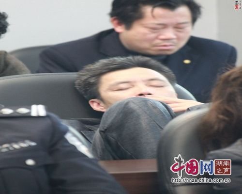 会场上干部睡姿各异 县委书记让记者拍下当场播放