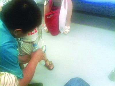 父亲地铁上用矿泉水瓶给幼子接尿获乘客赞誉(图)