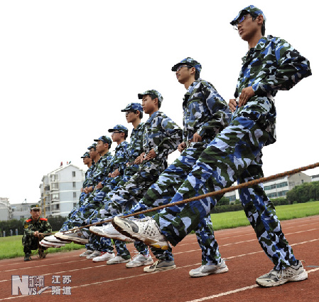 张家港边检站为驻地中小学新生义务军训