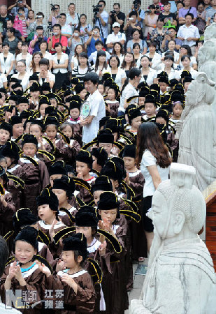 南京小学新生夫子庙“开笔破蒙”