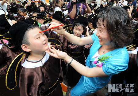 南京小学新生夫子庙“开笔破蒙”