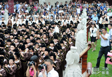南京小学新生夫子庙“开笔破蒙”