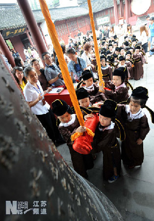 南京小学新生夫子庙“开笔破蒙”