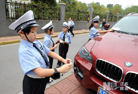 南京：“小交警”上街贴“罚单”