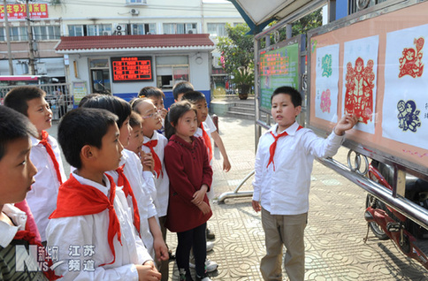 10岁“老师”教剪纸