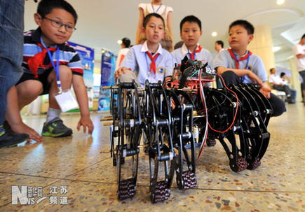 南京：学生比试发明迎“六一”