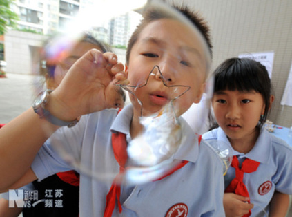 南京：学生比试发明迎“六一”