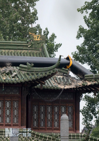 扬州瘦西湖熙春台飞檐被意外“砸伤”