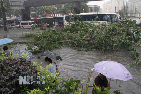 暴雨袭击南京 多处道路严重积水