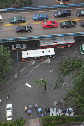 暴雨袭击南京 多处道路严重积水