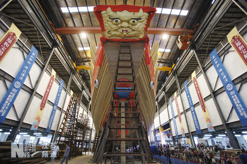 南京：“郑和宝船”主船体结构落成