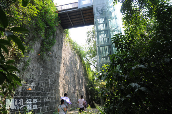 南京明城墙旁搭建电梯 建成四年未使用